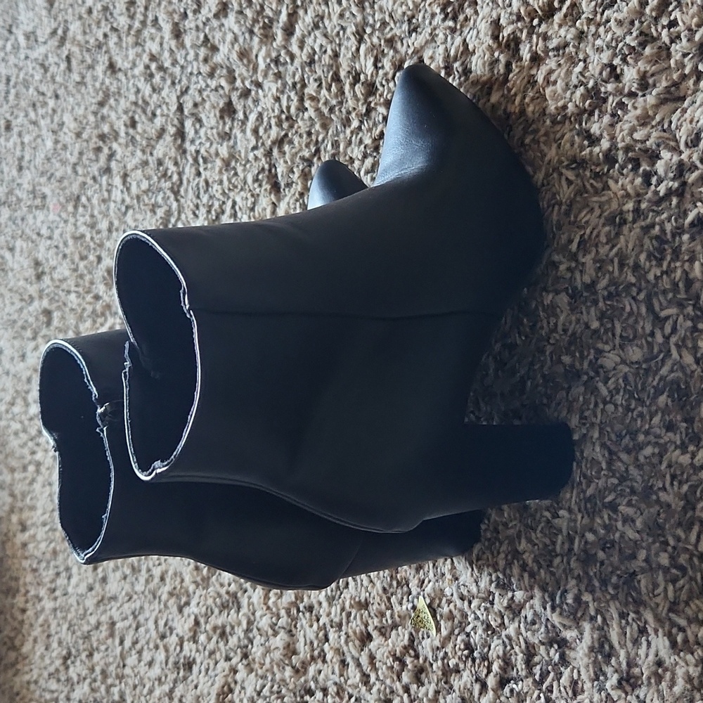 DREAM PAIRS Women’s chunky high heel ankle boot size 7